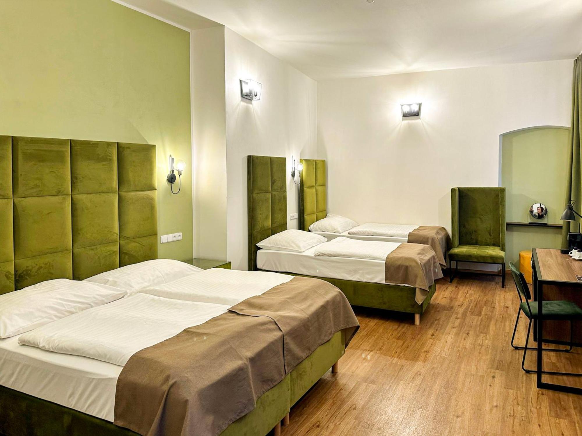Garden Court Hotell 4*
